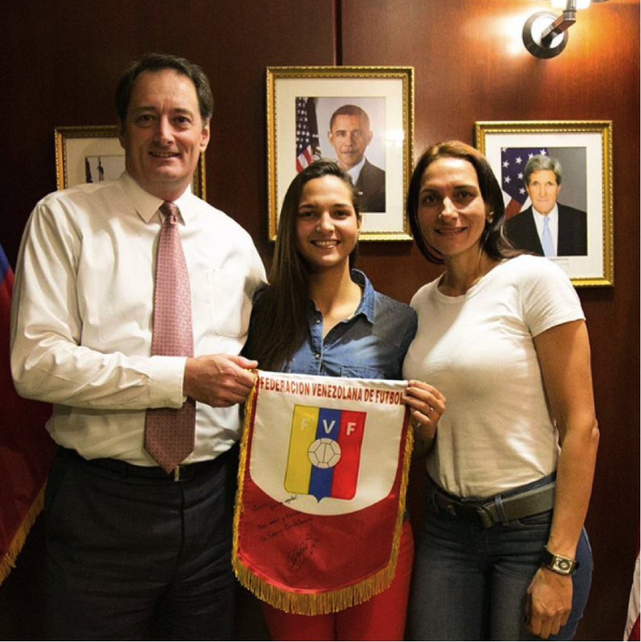 Deyna Castellanos en la Embajada de los Estados Unidos en Caracas 