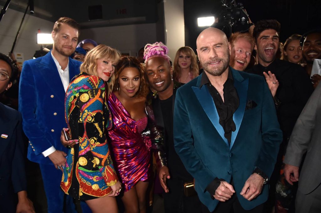 taylor Swift y John Travolta en la imagen, en los MTV VMAs 2019.