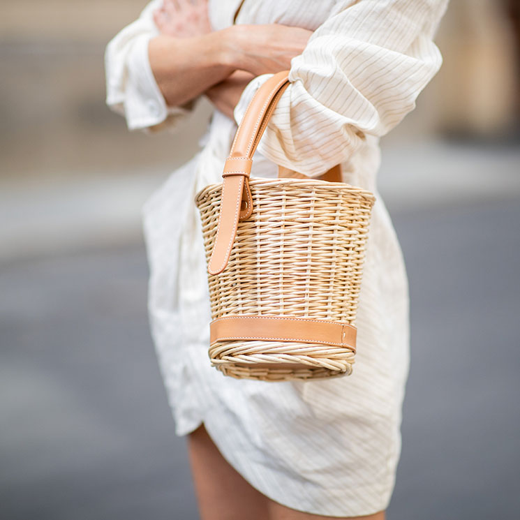 ¡Alerta de tendencias, la cesta de mimbre es el bolso del verano!